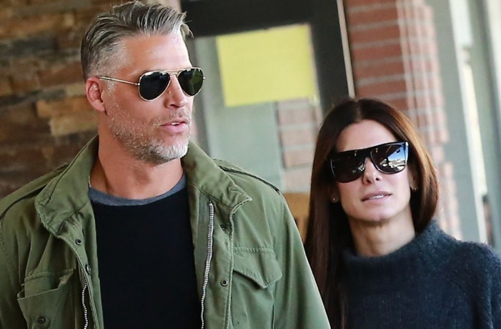 ساندرا بولوك (Sandra Bullock) تخطط للزواج من صديقها برايان راندال ولتنبي طفلة صغيرة معه