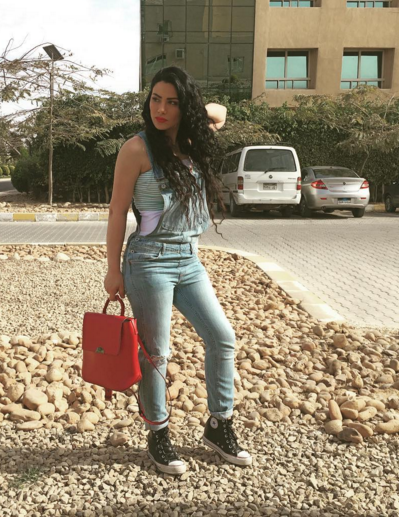صبا مبارك في جمبسوت من الجينز نسقته مع شنطة يد باللون الأحمر