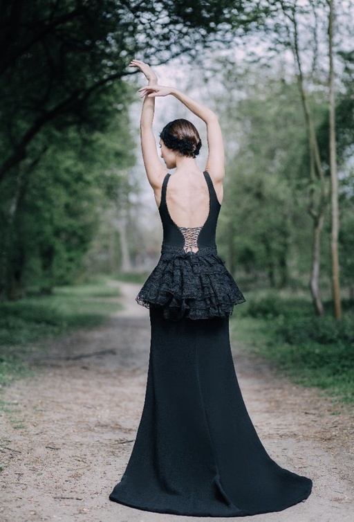  أناقة ورقي واهتمام بتفاصيل القصات في مجموعة Black Swan