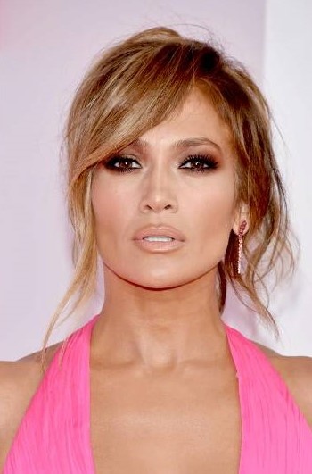 مكياج برونزي براق من Jennifer Lopez
