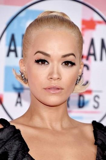 رسمات الآيلاينر العريض من Rita Ora