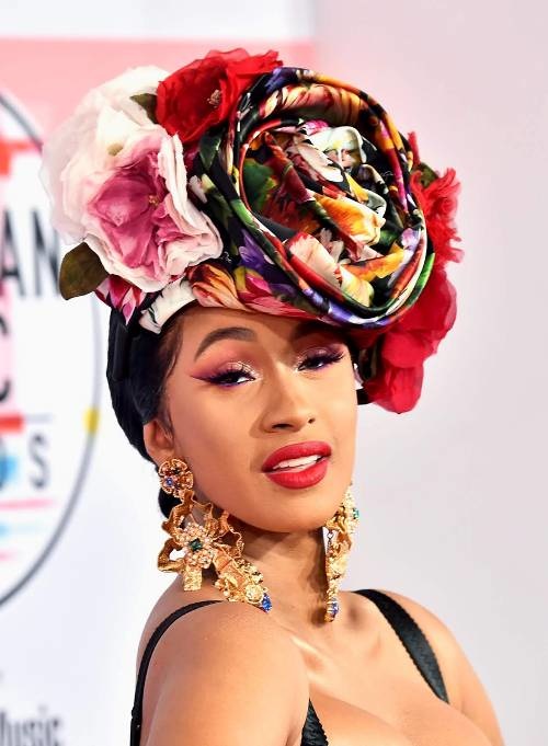  أحمر شفاه قوي ومات من Cardi B