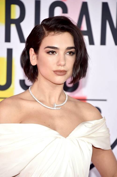 أحمر شفاه بني فاتح على طريقة Dua Lipa