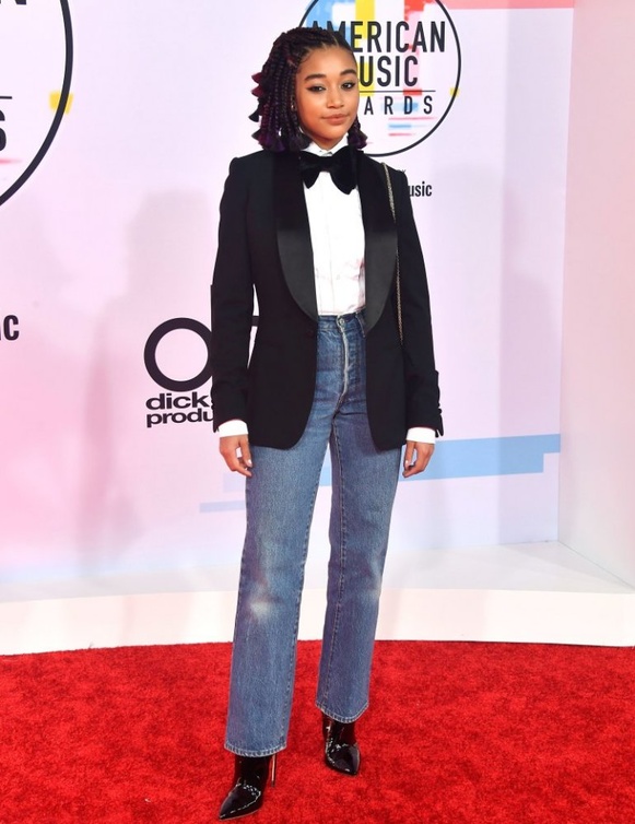 إطلالة عصرية على السجادة الحمراء لأماندلا ستينبرغ من مجموعة Ralph Lauren x Levis