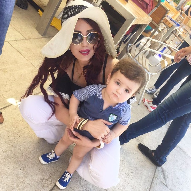 من صورها الاخيرة مع طفلها كرم