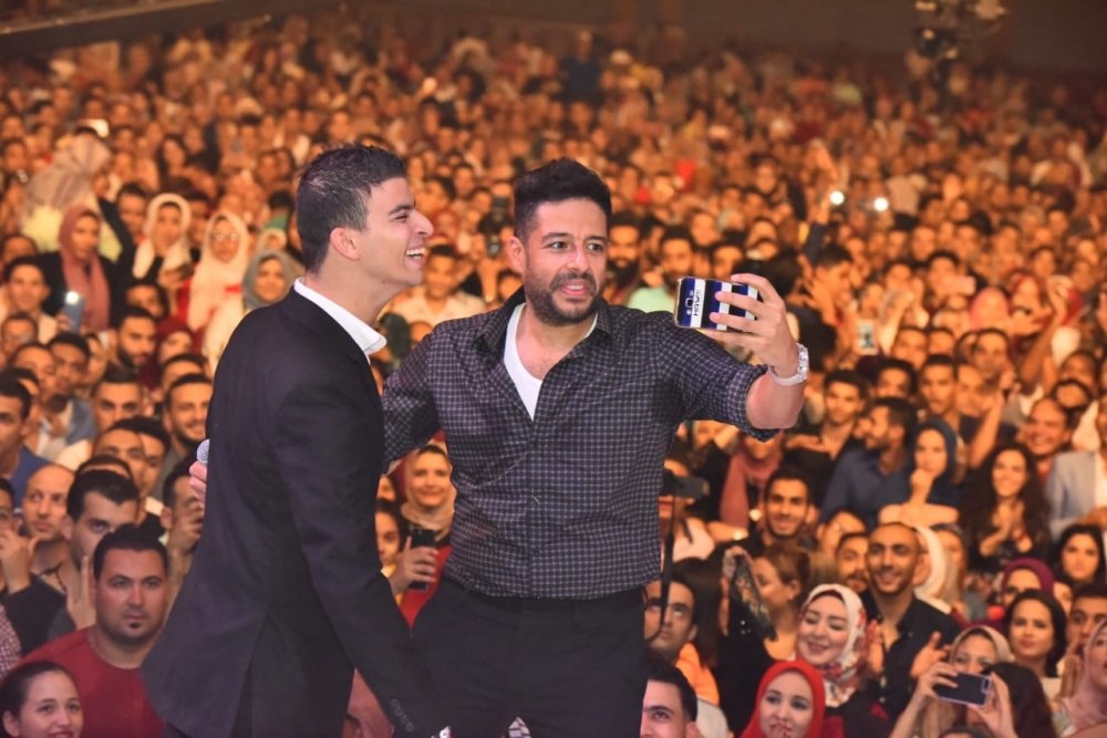 محمد حماقي يلتقط سيلفي مع أحد الحضور 