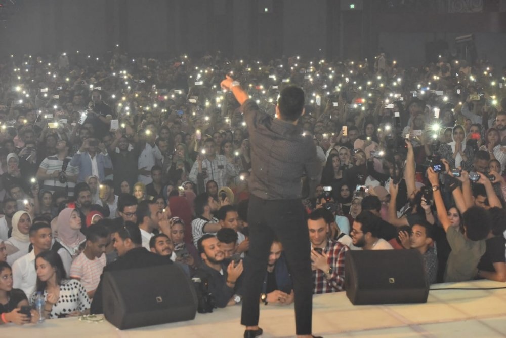 حماقي يتفاعل مع الجمهور 