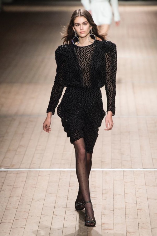  Isabel Marant الأكتاف البارزة في عرض 