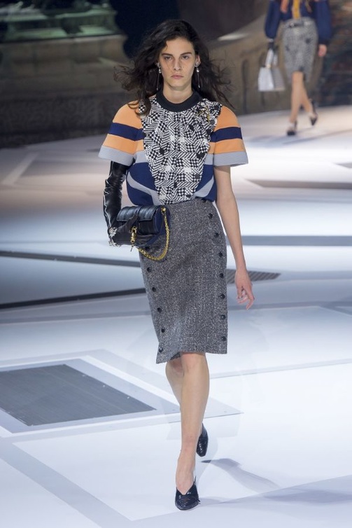   Louis Vuitton الأكتاف البارزة في عرض دار