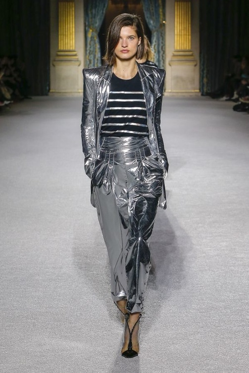  Balmain الأكتاف البارزة في عرض دار