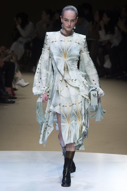  Alexander McQueen الأكتاف البارزة لدى