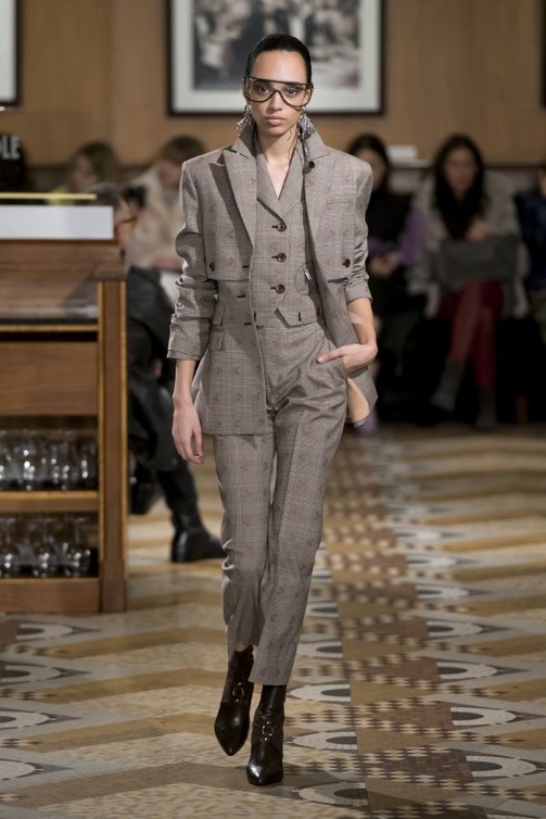  Alexander Wang الأكتاف البارزة لدى دار