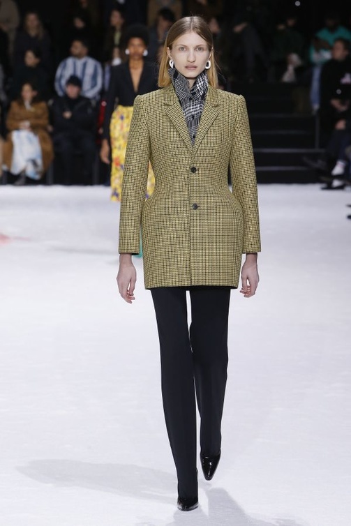  Balenciaga الأكتاف البارزة كما شاهدناها لدى