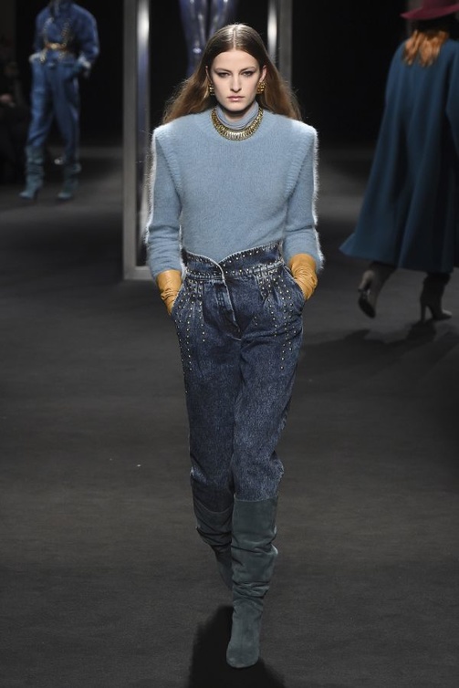 Alberta Ferretti الأكتاف البارزة في عرض
