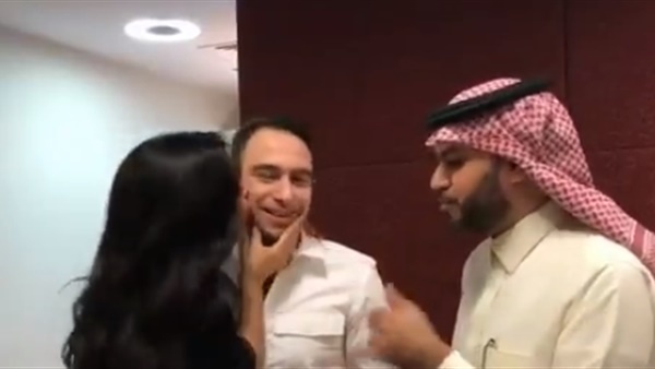 شيرين عبد الوهاب في كواليس برنامج تليفزيوني وتظهر مع زوجها
