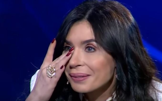 دينا تبكي في البرنامج 