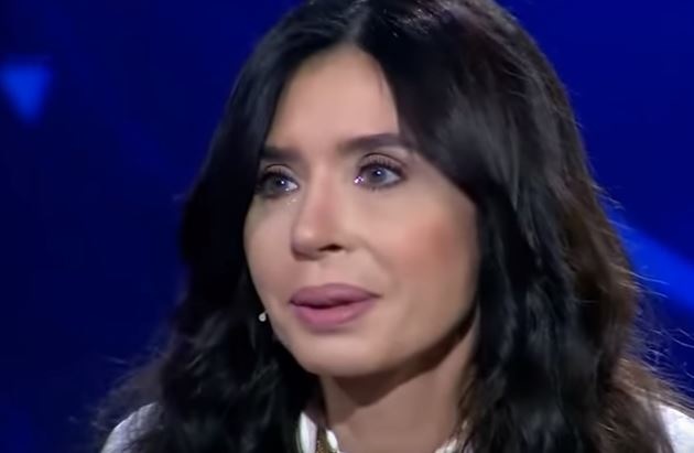ابن دينا يتسبب في بكائها 