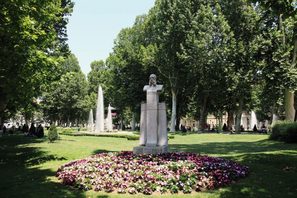 من Zrinjevac