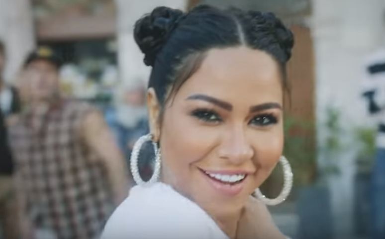 سبق وان اطلت شيرين عبد الوهاب بتسريحة شعر مماثلة