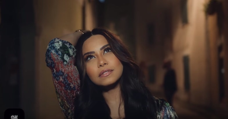 شيرين عبد الوهاب بمكياج يفتقد للبهجة كما اجواء الكليب