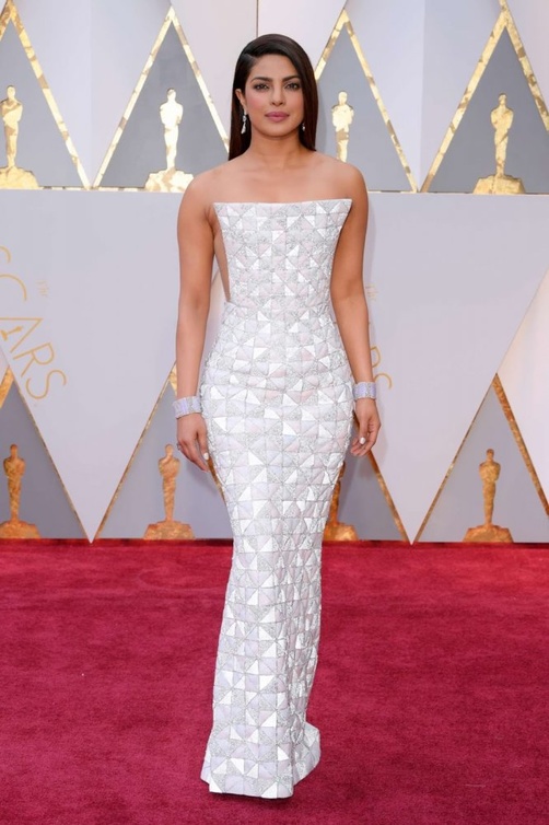 بريانكا تشوبرا Priyanka Chopra بفستان أبيض من Ralph and Russo