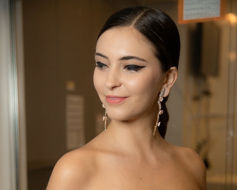 لون النيود الفاتح لشفاه العروس من Ines Di Santo