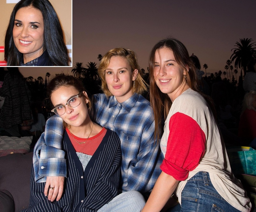 ديمي مور (Demi Moore) تحاول إقناع بناتها الثلاثة بالزواج والإنجاب