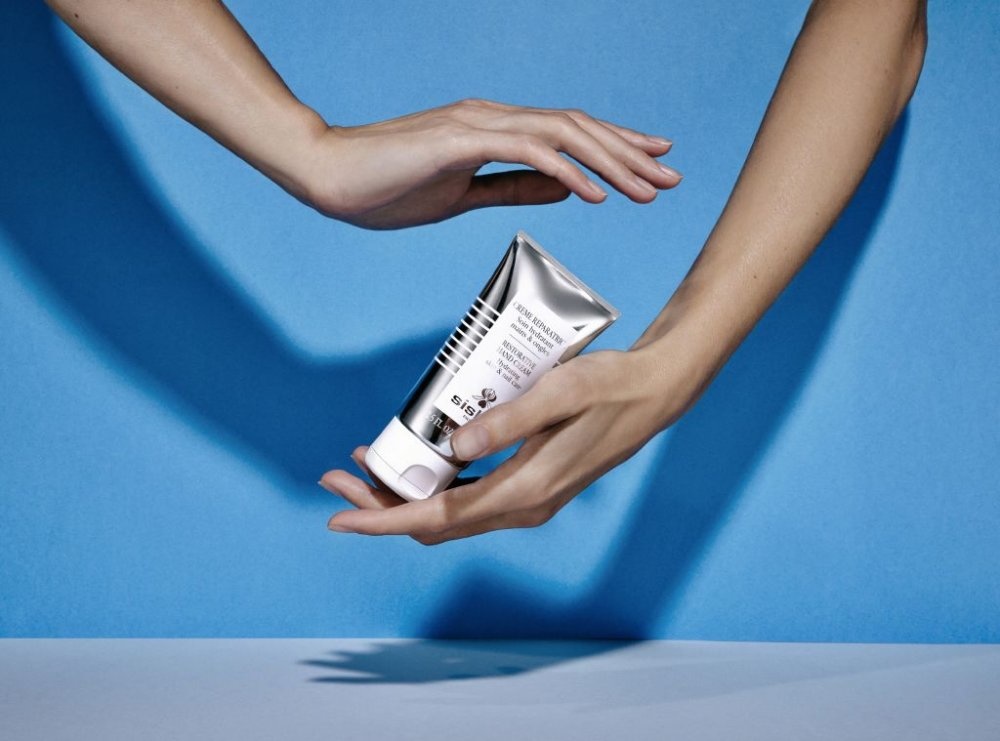 كريم اليدين Restorative Hand Cream من Sisley.. قدّميليدَيكِ عنايةً خاصّة ومميّزة