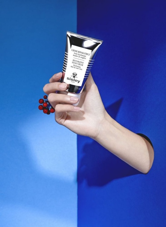 كريم اليدين Restorative Hand Cream من Sisley.. قدّميليدَيكِ عنايةً خاصّة ومميّزة