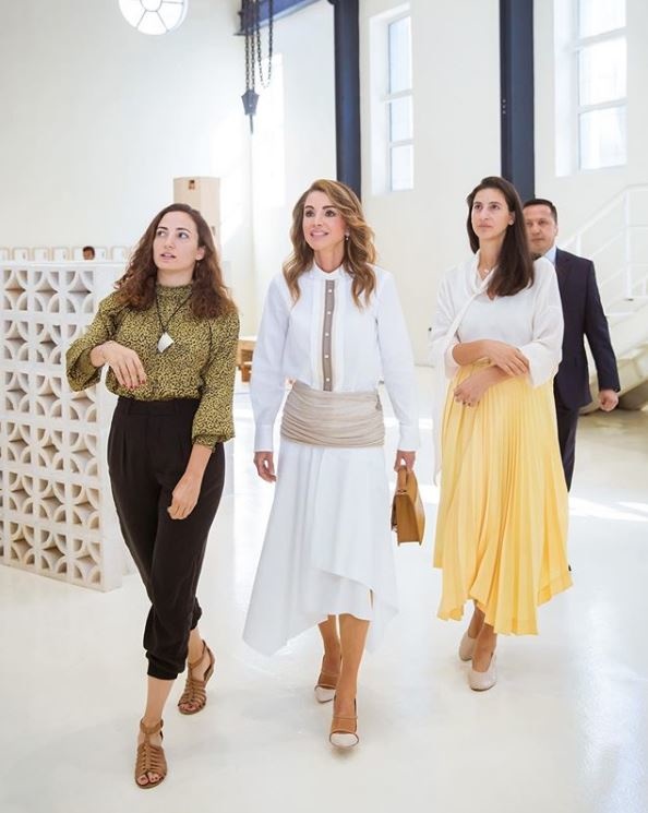 خطفت الملكة رانيا الأنظار باللون الابيض خلال جولتها في أسبوع عمان للتصميم في هنجر راس العين