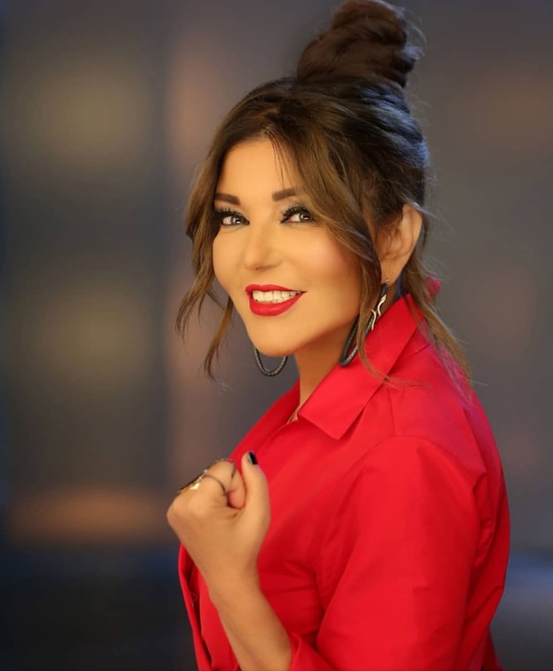 تتألق النجمة سميرة سعيد بأحمر الشفاه القوي والجريء بتدرجاته بأسلوب لم نعتد عليه في إطلالاتها السابقة