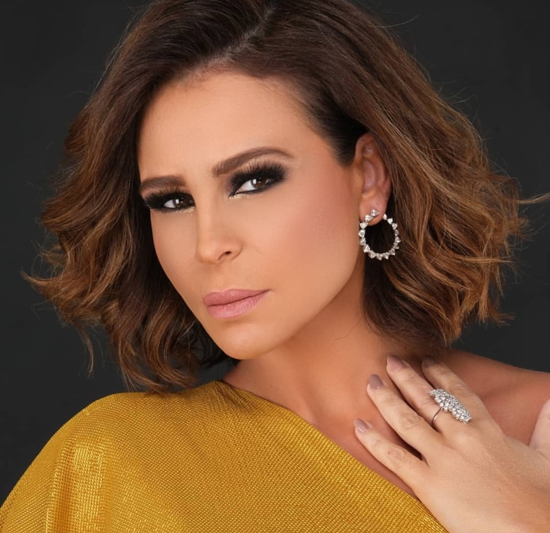 صيحات مكياج النجمة كارول سماحة مع رسمات الأسود السموكي والبارز مع الخطوط الذهبية البراقة