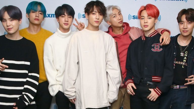 استقبال حاشد ل فرقة BTS الشهيرة في السعودية