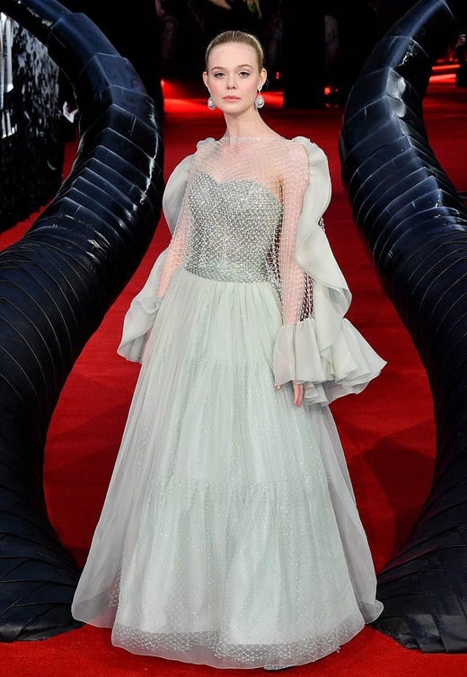  الجميلة إيل فانينغ Elle Fanning تألقت بفستان أخض فاتح اختارته من دار Armani Privé