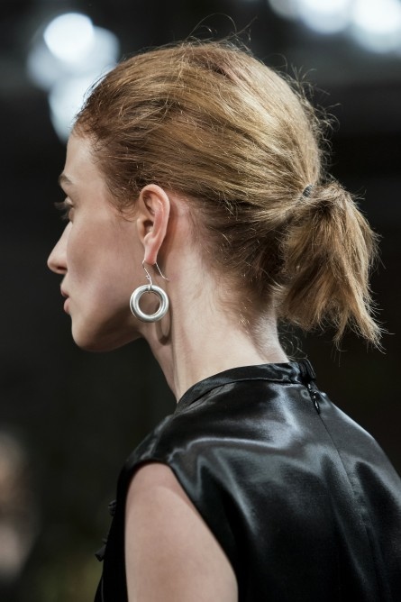 تسريحات شعر الكعكة المنخفضة مع الخصل البارزة من Jil Sander