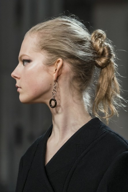  تسريحات شعر الكعكة المنخفضة والعفوية من Jil Sander
