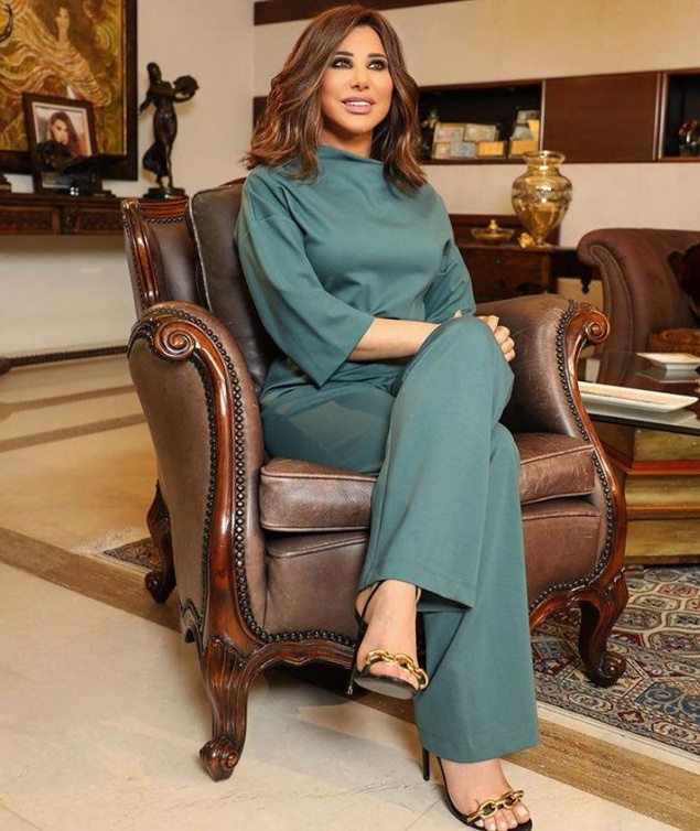 اطلالات نجوى كرم بالجمبسوت المريح والحيوي