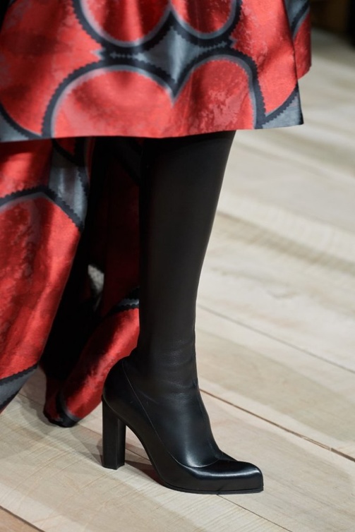 حذاء جلد أسود من Alexander McQueen 