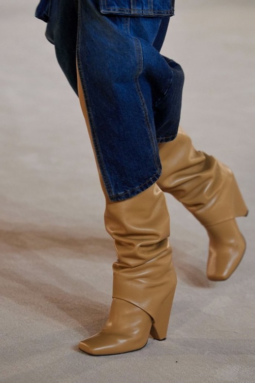 جزمة باللون العسلي من Balmain 