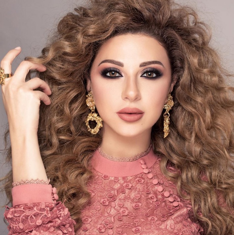 ميريام فارس بأحمر الشفاه الوردي السومو