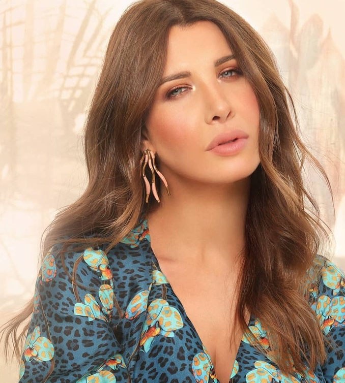 احمر شفاه وردي باسلوب نانسي عجرم دعما لحملات التوعية بسرطان الثدي