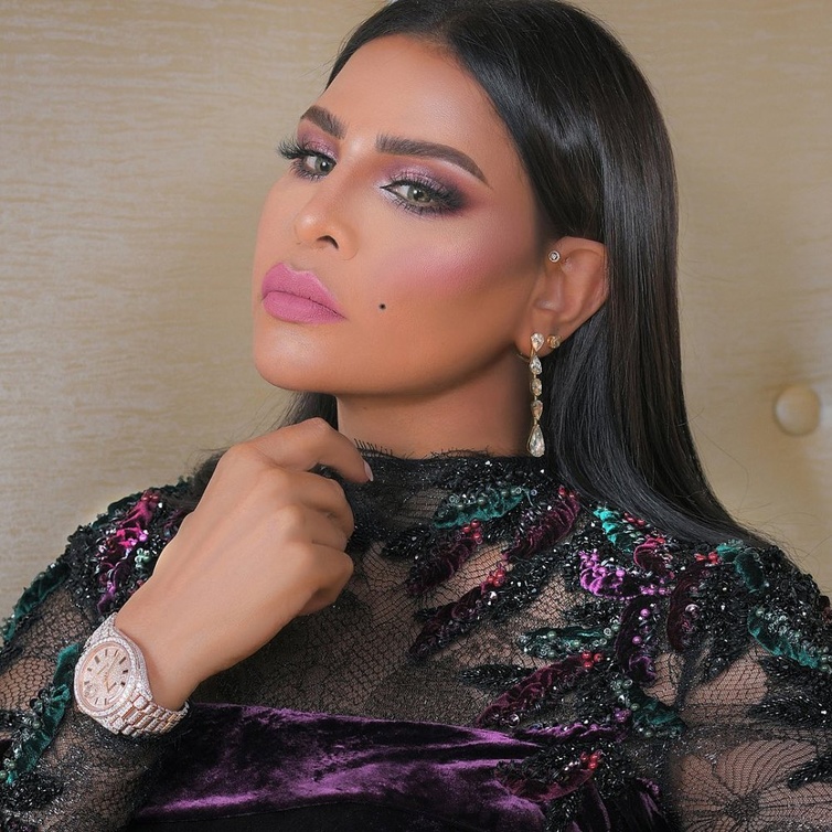 أحلام بأحمر الشفاه الوردي البارز