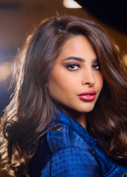 فوز الفهد بأحمر شفاه وردي فاقع