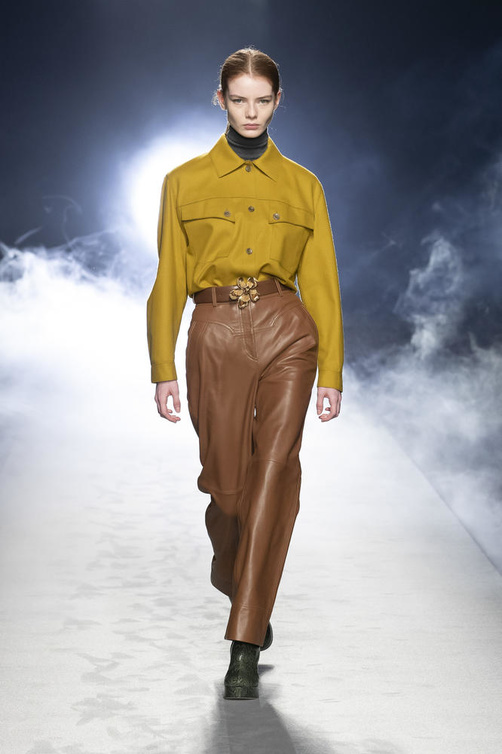 بناطيل الجلد العصرية باللون البني من وحي دار Alberta Ferretti