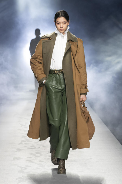 بناطيل الجلد العصرية باللون الزيتي من وحي دار Alberta Ferretti