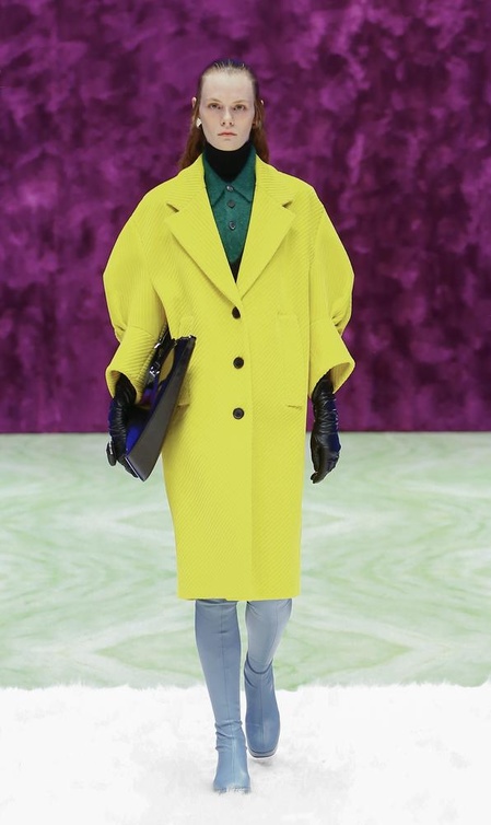 صيحات معاطف ملونة بتدرجات صفراء من دار Prada