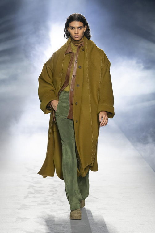 صيحات معاطف ملونة وزيتية من وحي دار Alberta Ferretti
