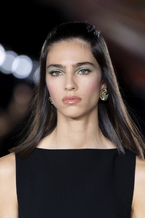 صيحات مكياج مميزة وملونة بظلال قوية من وحي دار Versace