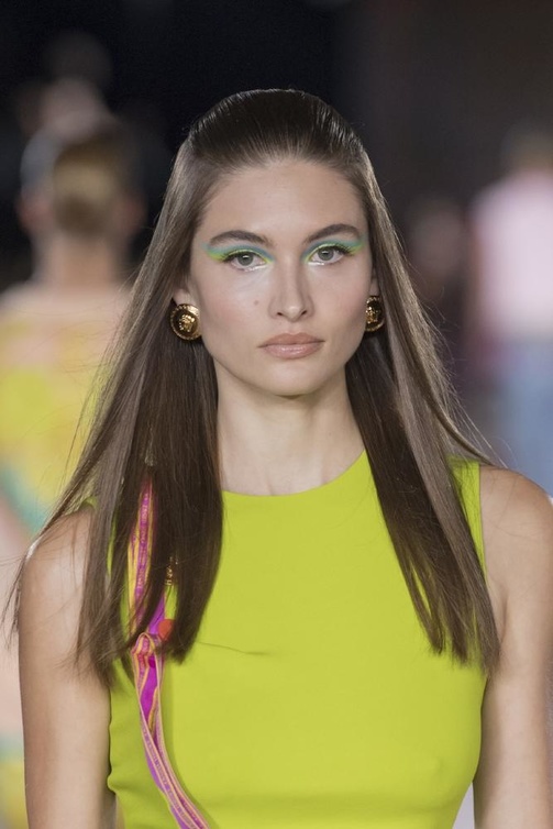 صيحات مكياج مميزة وملونة في ميلانو من دار Versace