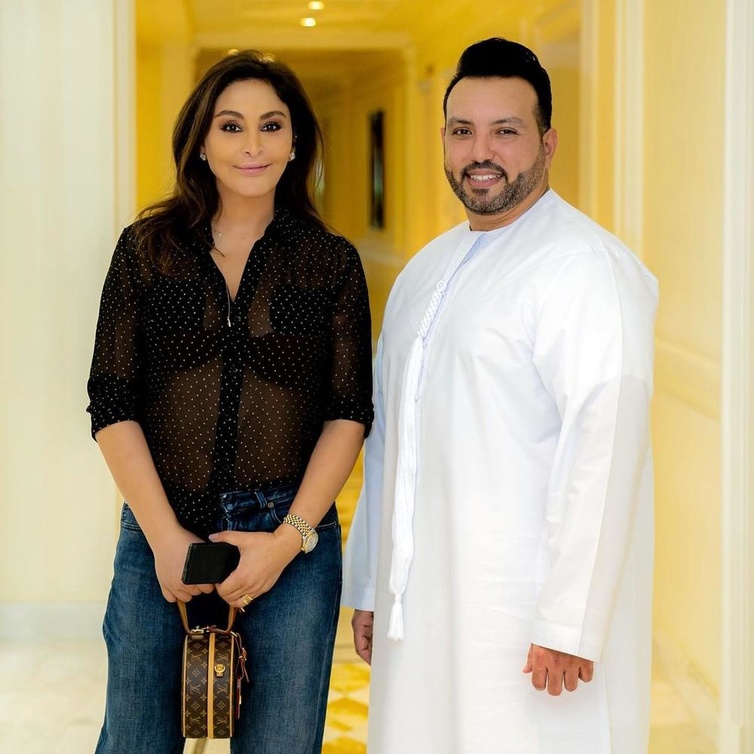 ظهرت إليسا بإطلالة جريئة ومثيرة للغاية بالقميص الأسود الشفاف